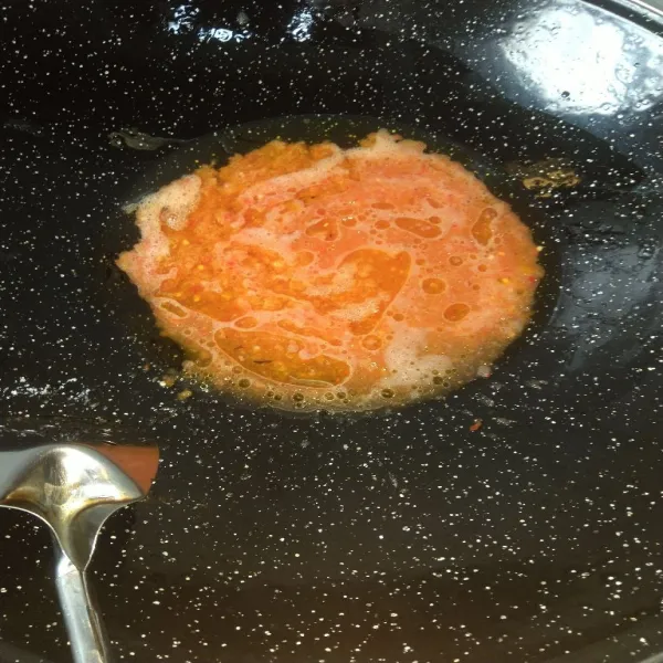 Panaskan secukupnya minyak, tumis bumbu halus sampai matang dan harum.