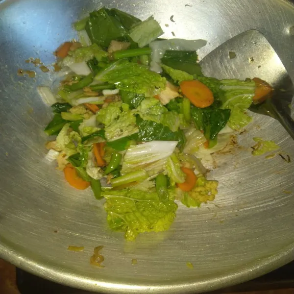 Masukkan potongan sawi putih dan sawi hijau. Aduk rata.