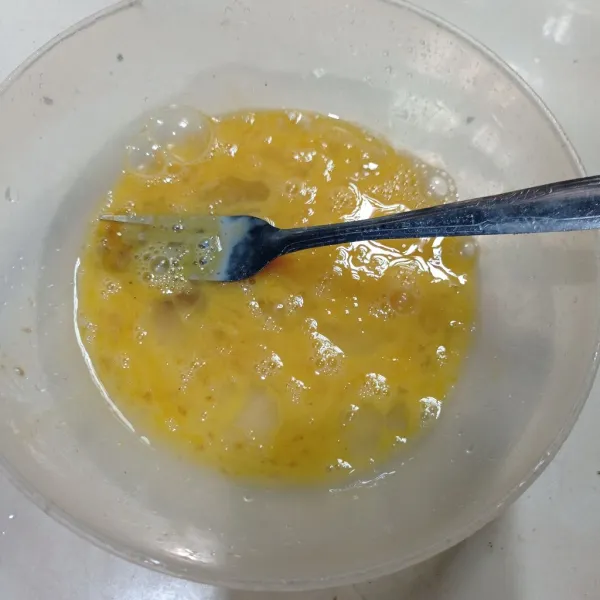 Kocok lepas telur, garam, dan kaldu bubuk.