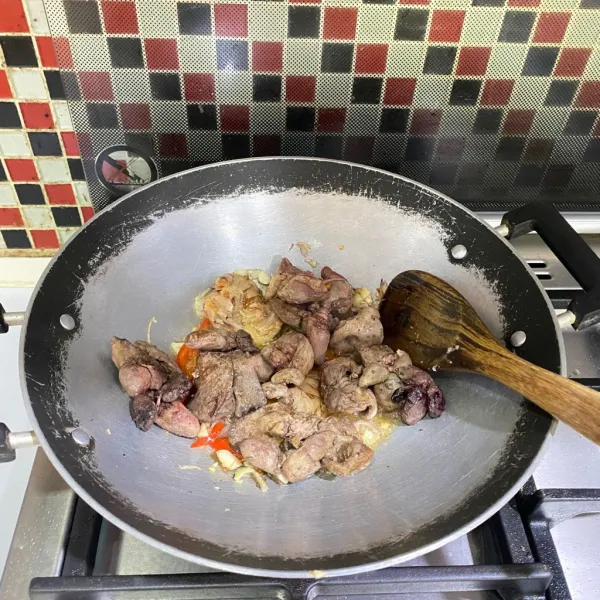 Masukkan ati ampela, kemudian aduk-aduk hingga berubah warna.