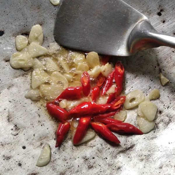 Masukkan cabai merah dan aduk sebentar.