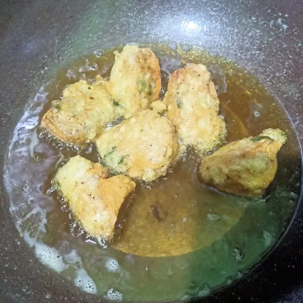 Siapkan wajan lalu goreng tahu walik. Goreng sampai berwana kekuningan. Begitu juga goreng sisi lainnya. Angkat dan tiriskan lalu siap disajikan.