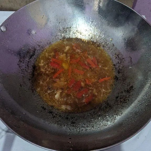 Tumis bawang putih, bawang merah dan cabai. Tunggu sampai harum lalu masukkan saus tiram.