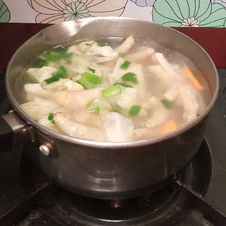 Tambahkan garam, kaldu bubuk, dan merica bubuk, lalu aduk merata. Cicipi dulu rasanya sebelum diangkat dan sajikan hangat. Selamat memasak.