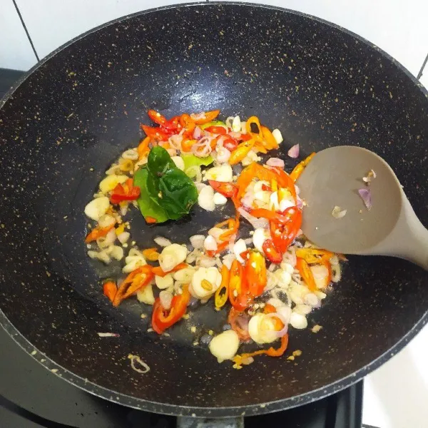 Panaskan minyak, tumis bumbu iris dan daun jeruk hingga setengah kering.