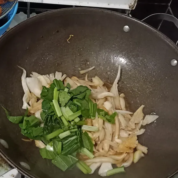 Masukkan potongan daun sosin dan oseng sampai setengah layu.