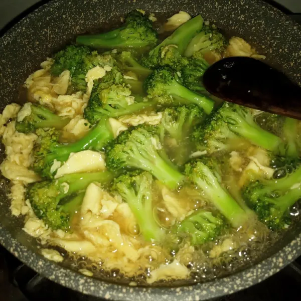 Masukkan brokoli, aduk, dan tes rasa. Tuang larutan maizena, masak sampai mendidih dan mengental. Matikan api.