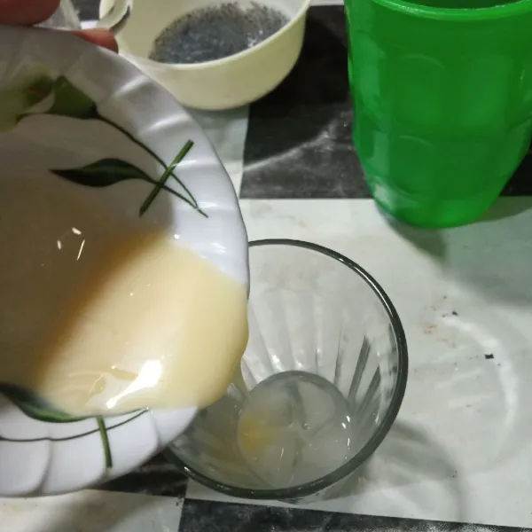 Tambahkan susu kental manis putih.