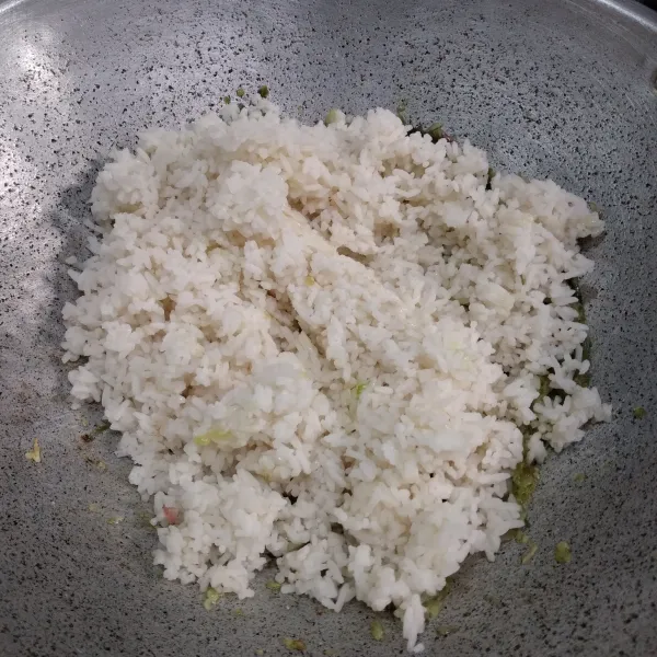 Masukkan nasi, aduk hingga tercampur rata dengan bumbunya. 
Aduk-aduk terus hingga benar-benar rata dan tanak. 
Koreksi rasanya.