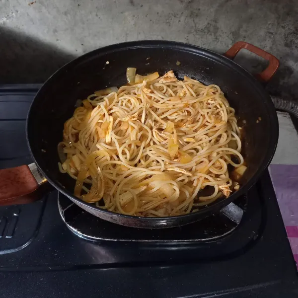 Masukkan spaghetti, lalu aduk rata dan matikan kompor.