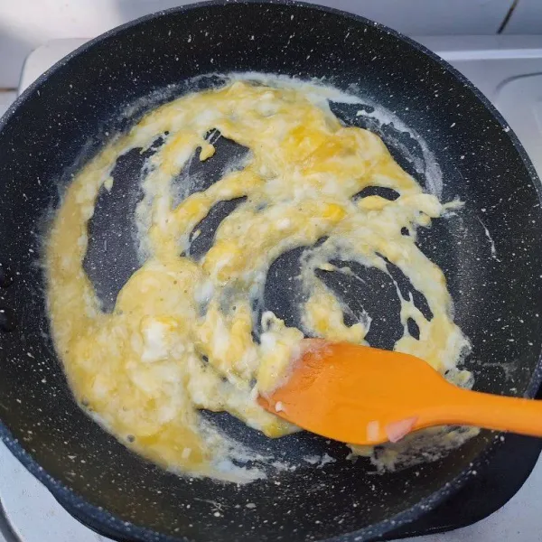 Panaskan ½ sdm butter, lalu masukkan telur ayam. Buat orak-arik dan masak hingga matang, kemudian sisihkan.