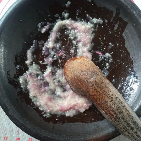 Ulek bawang merah dan bawang putih sampai halus.