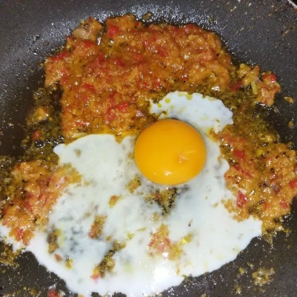 Panaskan minyak goreng, masukkan bumbu halus. Tumis bumbu hingga matang, lalu masukkan telur dan aduk rata. Lalu buat telur orak-arik.