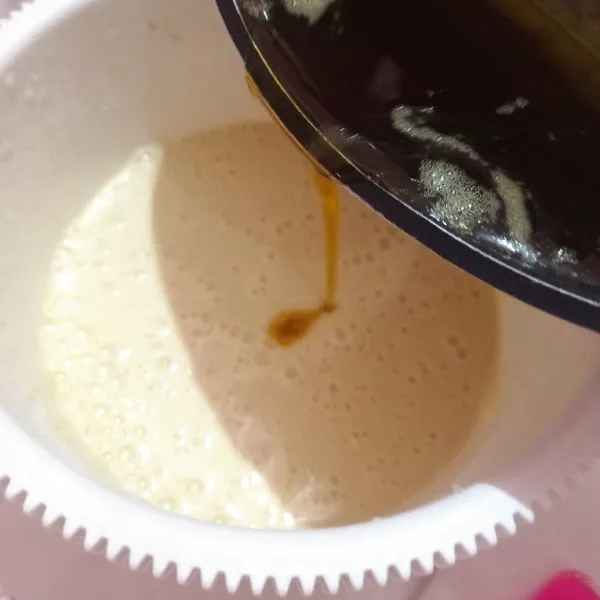 Tambahkan butter yang sudah dicairkan, aduk rata, diamkan selama 1 jam.