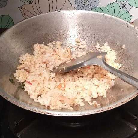 Kemudian masukkan nasinya. Tambahkan garam, kaldu bubuk. Aduk hingga rata..icip dulu rasanya sebelum diangkat. Masak sampai bumbu meresap pada nasi.