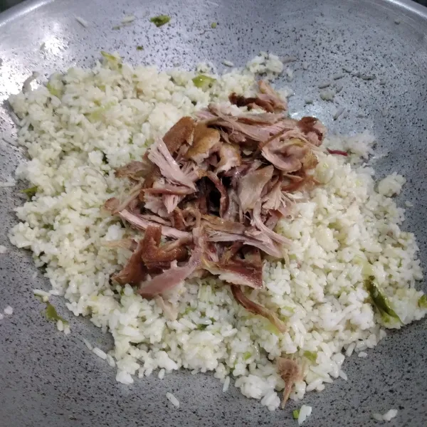 Masukkan suwiran daging bebek, aduk rata.
