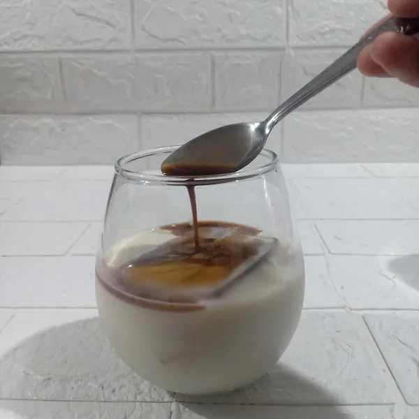 Tuang kopi.