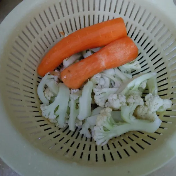 Kupas wortel dan petiki kembang kol, lalu cuci hingga bersih. 
Tiriskan.