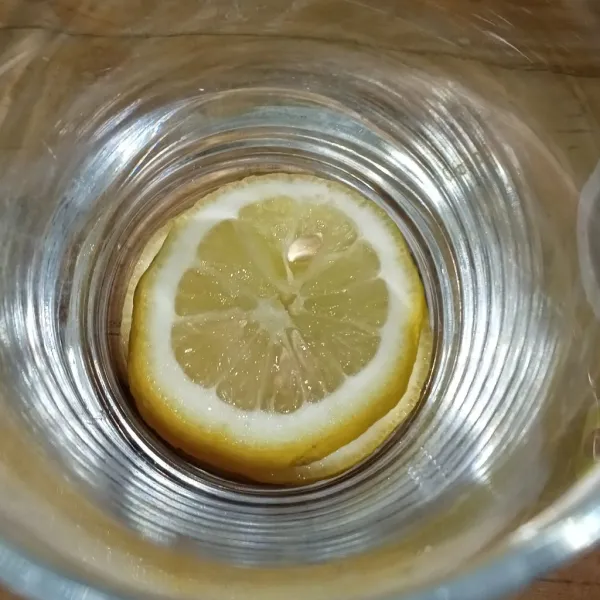 Masukkan irisan lemon ke dalam gelas.