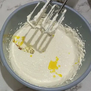 Masukan santan dan margarine leleh, mixer sebentar kemudian ratakan dengan spatula.