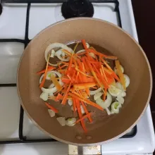Masukkan irisan wortel, lalu aduk rata.