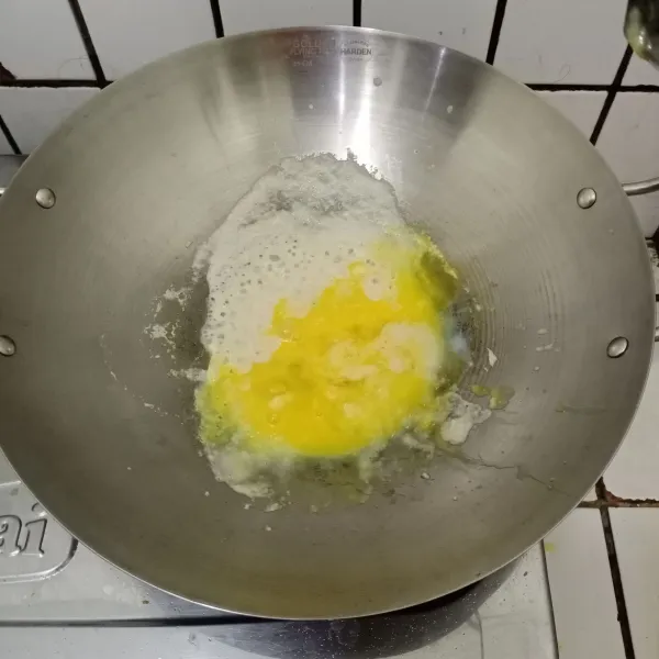 Masukkan telur. 
Buat orak-arik.