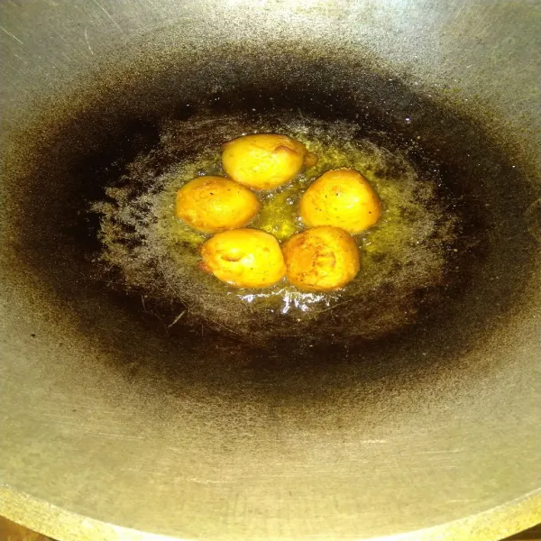 Panaskan minyak goreng secukupnya, kemudian goreng adonan pilus sampai matang dan berwarna kuning kecokelatan di kedua sisi. Angkat dan tiriskan.
