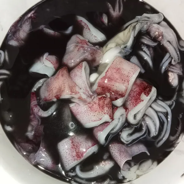 Lalu potong-potong cumi sesuai selera.
