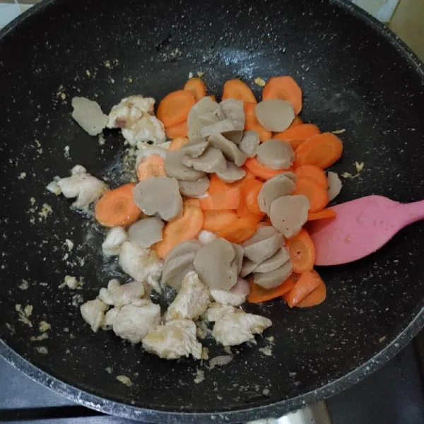 Masukkan sayur wortel dan bakso, aduk hingga rata lalu tambahkan sedikit air.