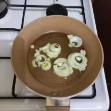 Panaskan minyak, kemudian tumis irisan bawang putih dan bawang bombay hingga harum.