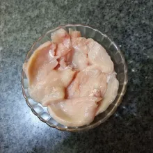 Iris tipis dada ayam, kemudian sisihkan.