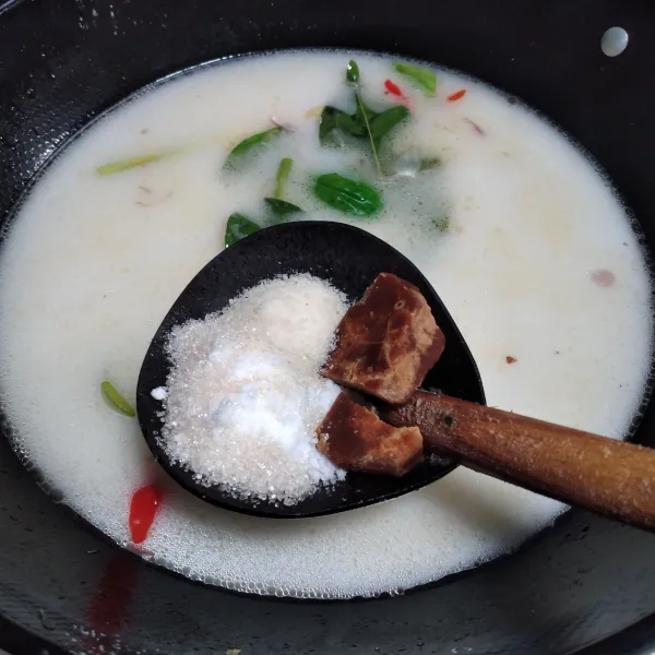 Masukkan santan encer, bumbui dengan garam, kaldu bubuk, gula merah dan gula pasir, aduk rata. 
Masak hingga mendidih.
