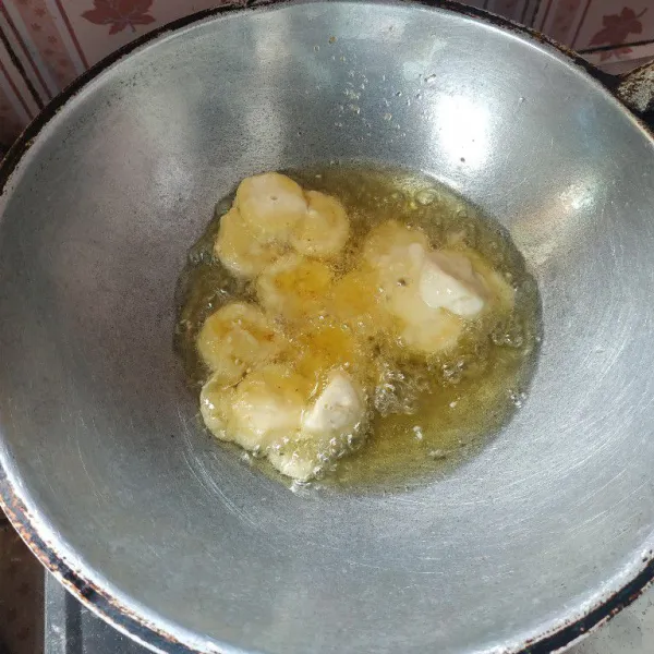 Masukkan adonan ke dalam minyak yang sudah dipanaskan dan goreng hingga matang.