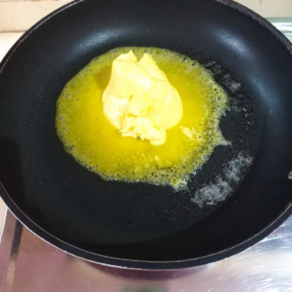 Lelehkan butter.