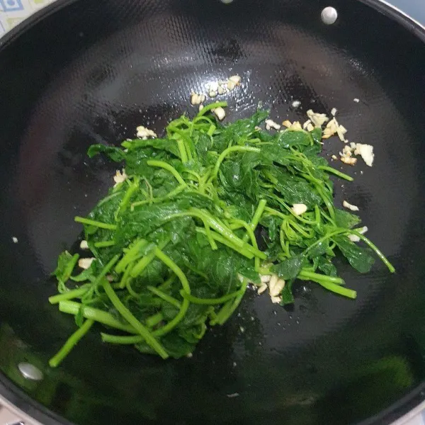 Masukan bayam & beri garam.