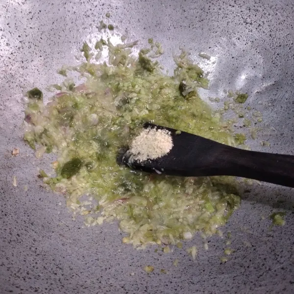 Tambahkan kaldu bubuk dan garam, aduk rata.