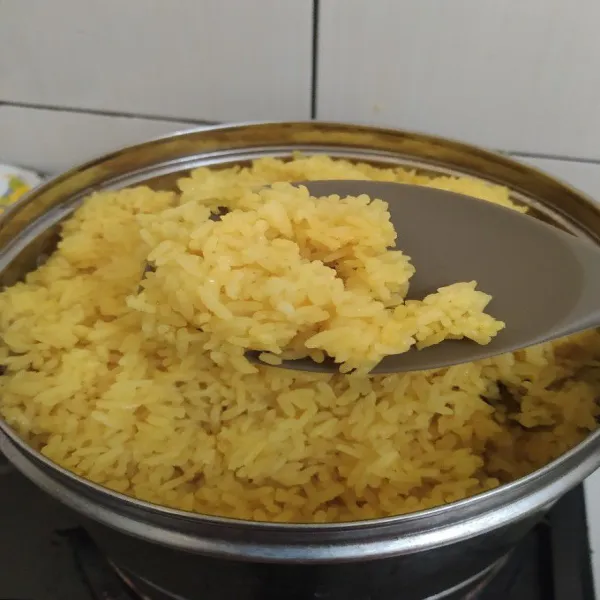 Cek nasi, apabila sudah empuk dan pulen matikan kompor. Siap disajikan.