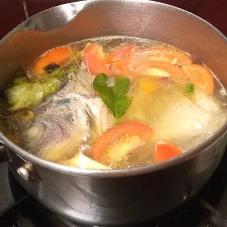 Juga masukkan garam, merica dan, kaldu bubuk. Aduk merata. Tes rasa sebelum diangkat.