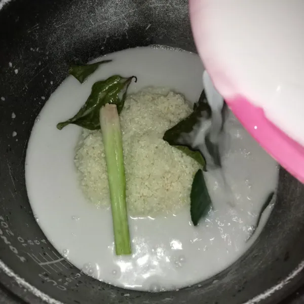 Tuang santan dan air, untuk takaran air disesuaikan dengan kondisi beras.