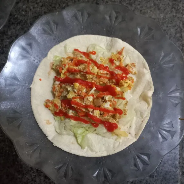 Beri saus botolan, kemudian lipat dan rapihkan.