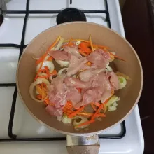Masukkan dada ayam dan masak hingga berubah warna.