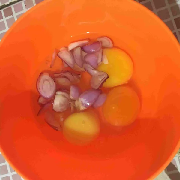 Dalam mangkok masukkan telur dan bawang merah.