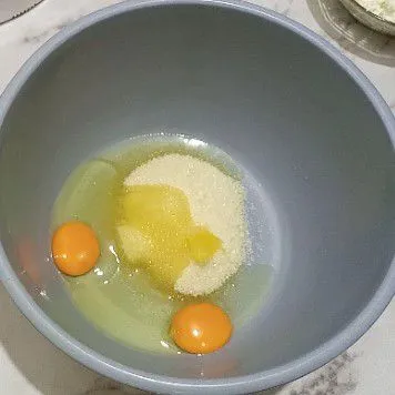 Campur gula pasir, telur, dan SP, mixer sampai mengembang selama 10 menit.