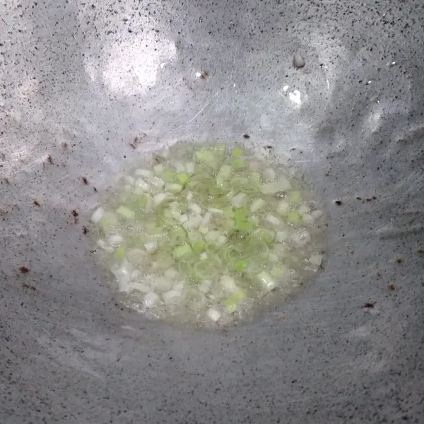 Panaskan minyak dengan api sedang, tumis daun bawang sebentar saja.