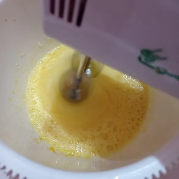 Mixer telur dan gula putih hingga tercampur rata.
