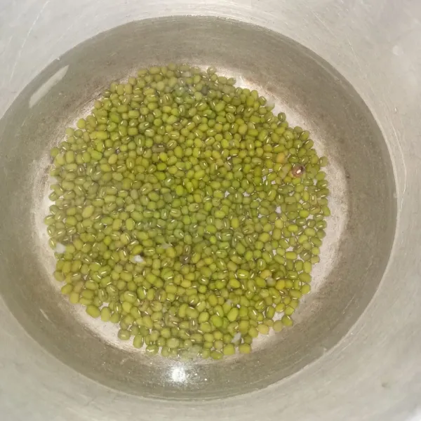 Cuci kacang hijau, lalu tambahkan air. Masak kacang hijau selama 30 menit. Jika air sudah menyusut, matikan kompor dan tutup panci kacang hijau selama 15 menit.