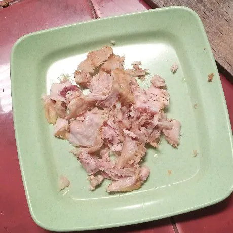 Suwir-suwir paha ayam yang telah direbus sebelum nya.