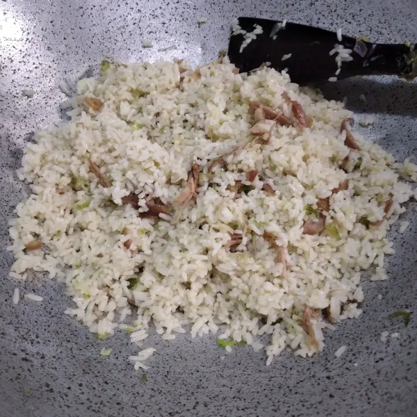 Nasi goreng siap disajikan bersama dengan telur ceplok dan selada.