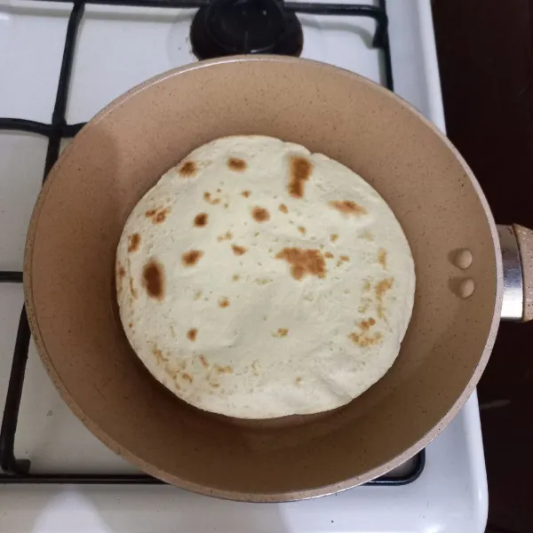 Panggang kulit kebab hingga matang.