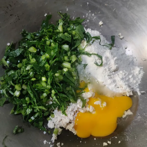 Masukkan tepung bumbu, caisim, telur, dan lada bubuk, kemudian aduk hingga tercampur rata.